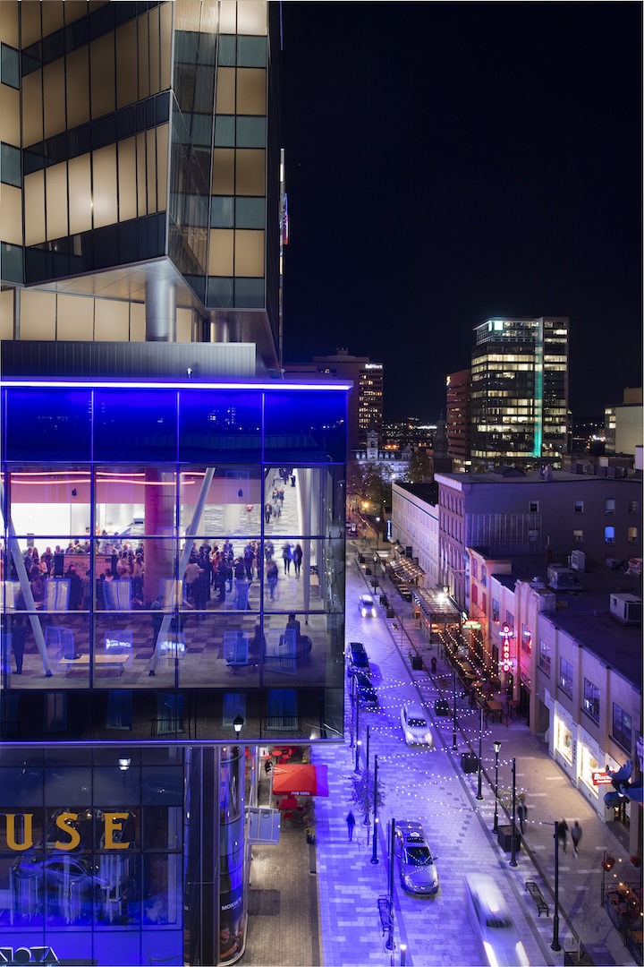 VueaériennedelextérieurduCentredescongrèsdHalifaxmontrantlarueencontrebasetlespersonnesàlintérieuràtraverslesfenêtres