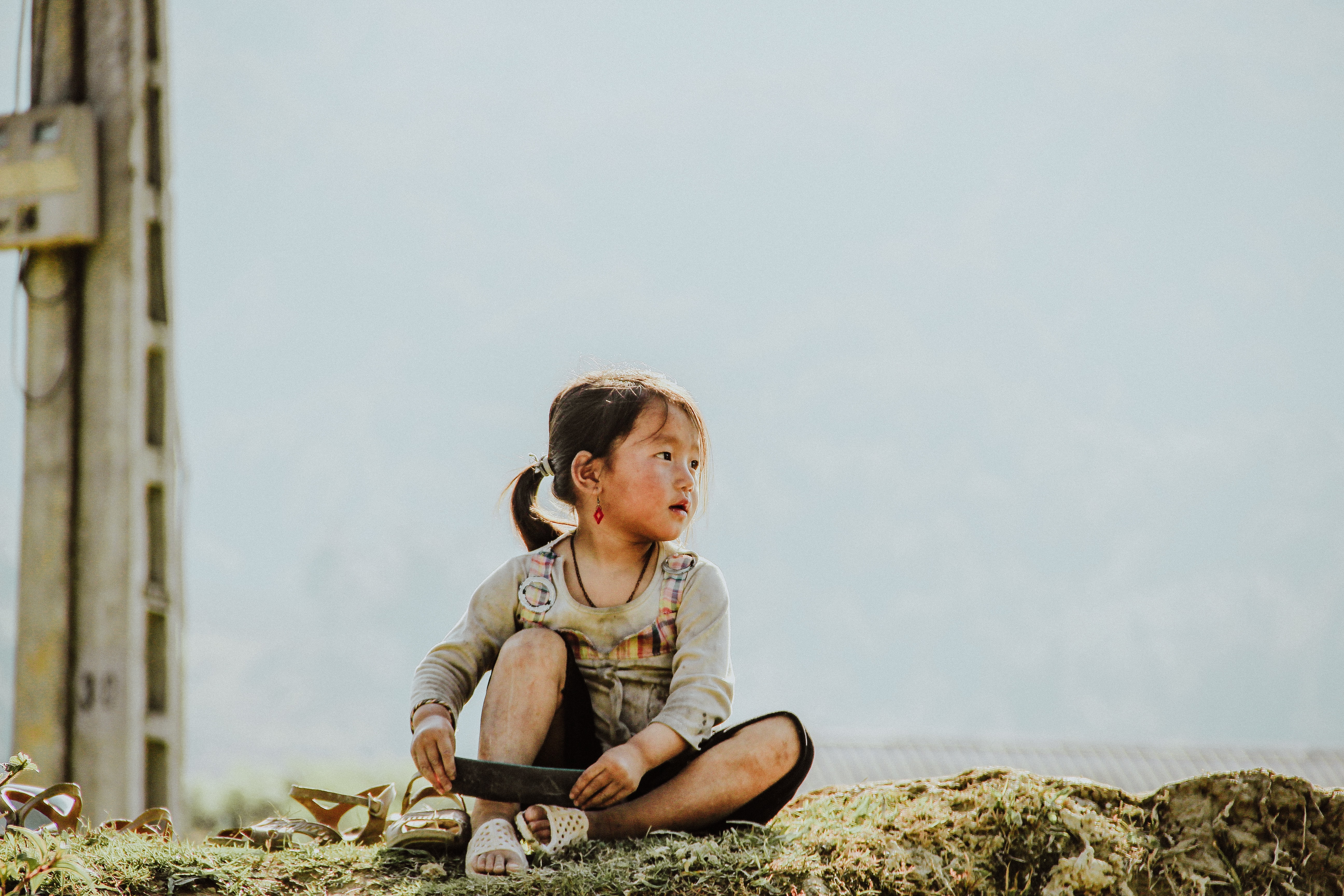 Photo of a girl sitting on a ledge by Susie Ho on Unsplash