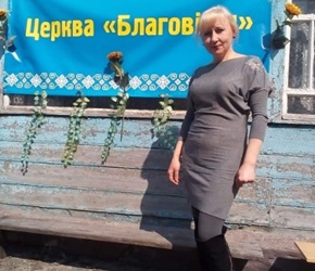 Photo of Pastor Jeanna in front of her church.